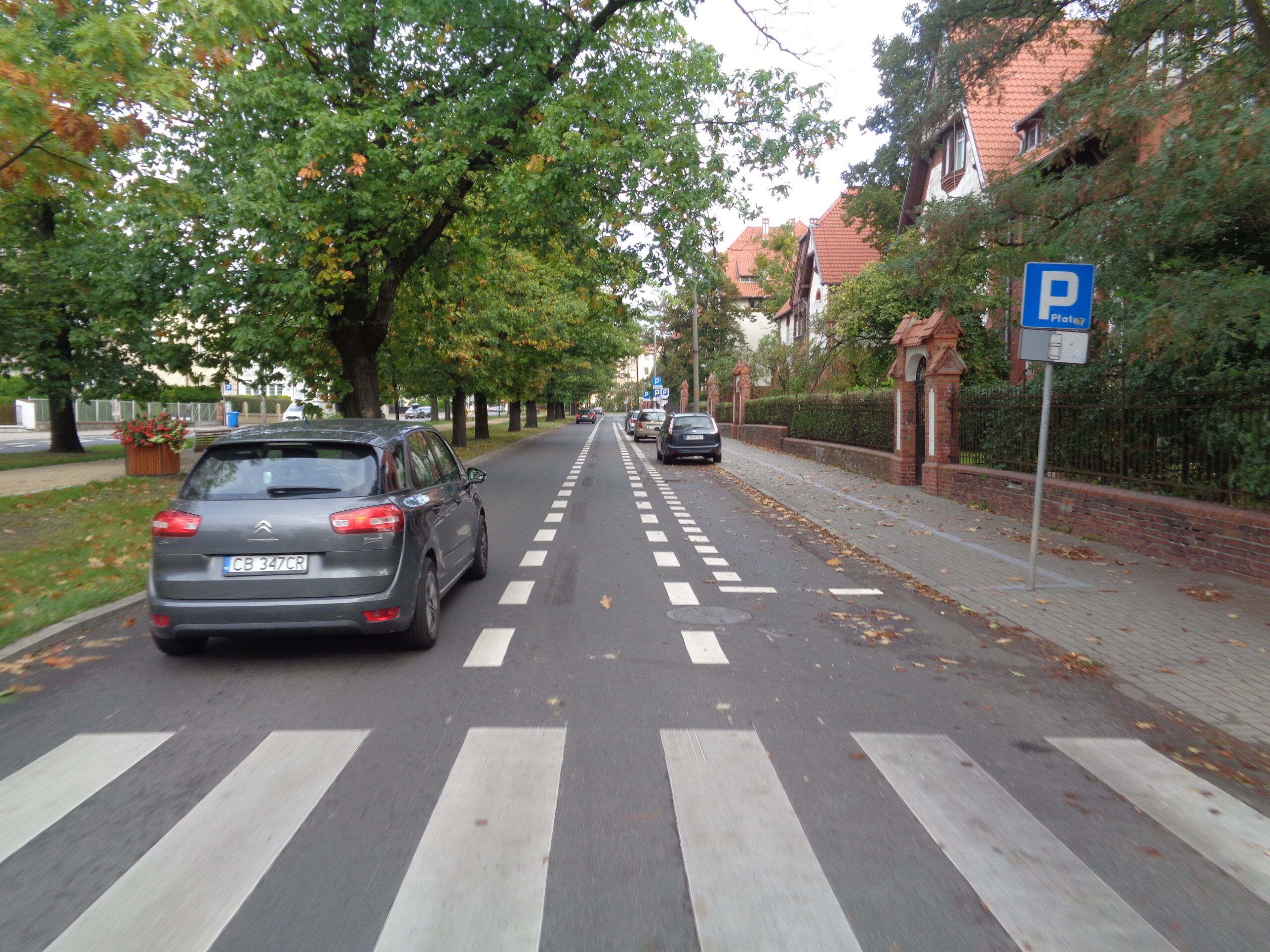 Pierwsze pasy rowerowe w Bydgoszczy pozwoliły na przeniesienie parkowania z chodnika na jezdnię