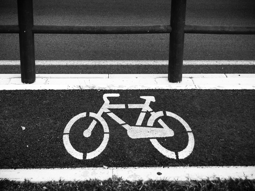 Piktogram roweru na drodze rowerowej