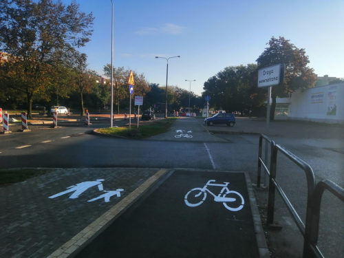 Niedokończona DDR przy ulicy Magnuszewskiej. Już niedługo infrastruktura rowerowa przy tej ulicy będzie kompletna. 