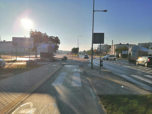 Urywająca się DDR przy ulicy Glinki. Spójna infrastruktura rowerowa to istotny element, aby zachęcić mieszkańców miasta do przesiadki na jednoślad.