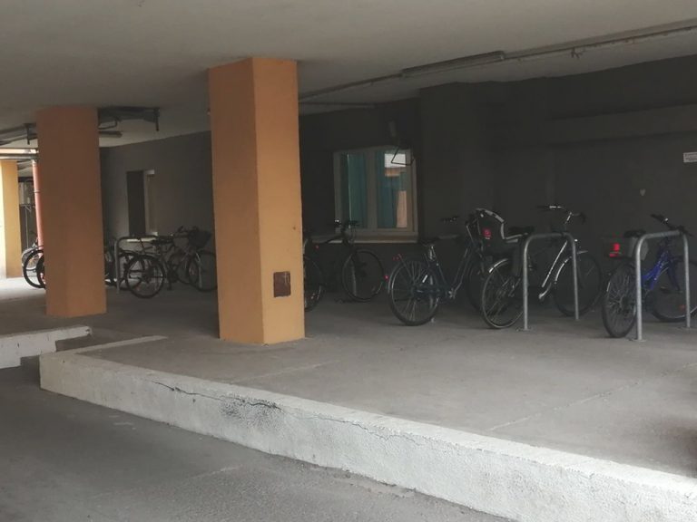 Stojaki u-kształtne na parkingu rowerowym przy szpitalu Jurasza