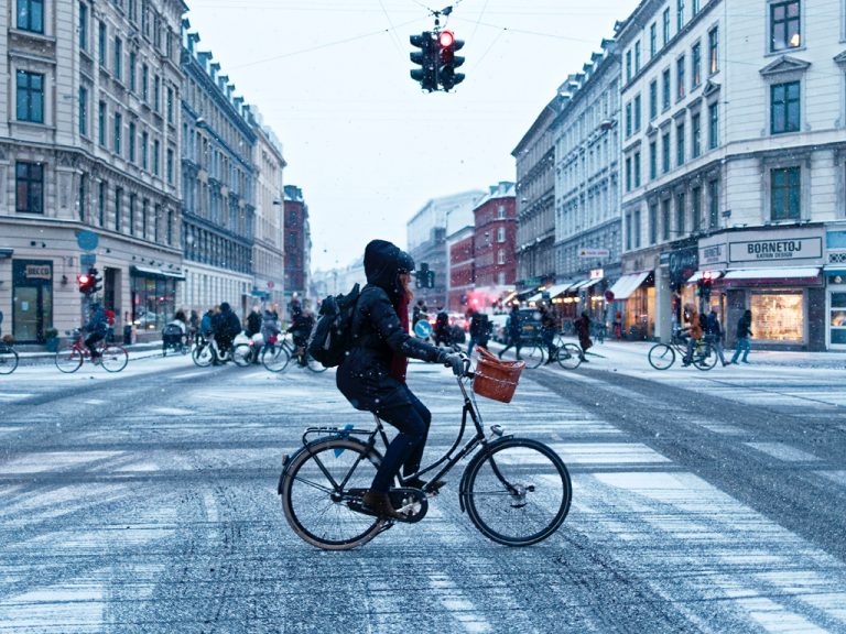 Bez względu na pogodę wiele osób ze zdjęcia wybrało dojazd do pracy na rowerze