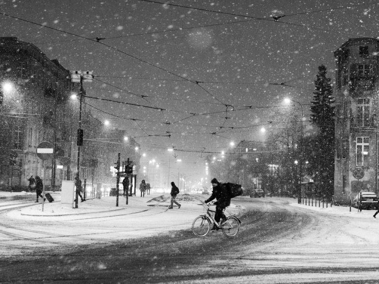 Rowerzysta wracający z pracy zimą