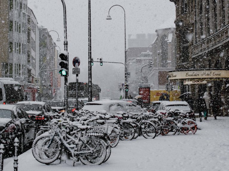 Dojazd do pracy na rowerze mimo zimowej aury wybrało wiele osób, na co wskazują zaparkowane rowery