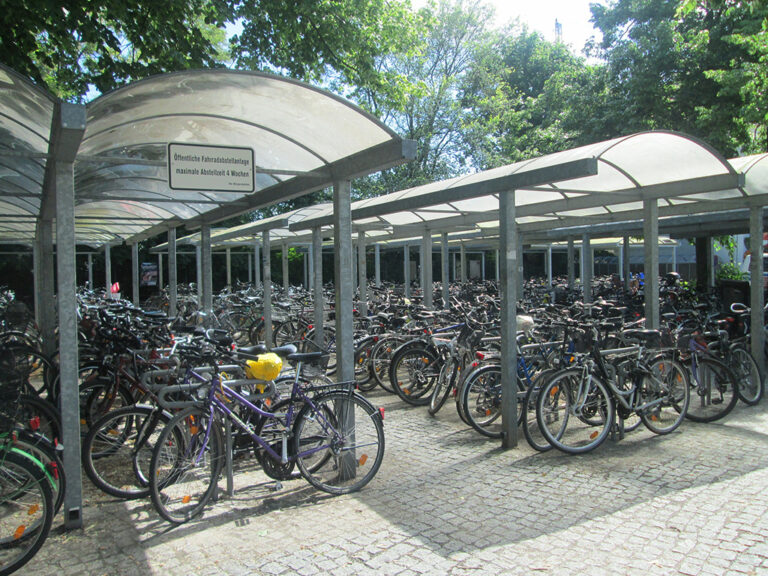 Duży parking rowerowy ze stojakami U-kształtnymi