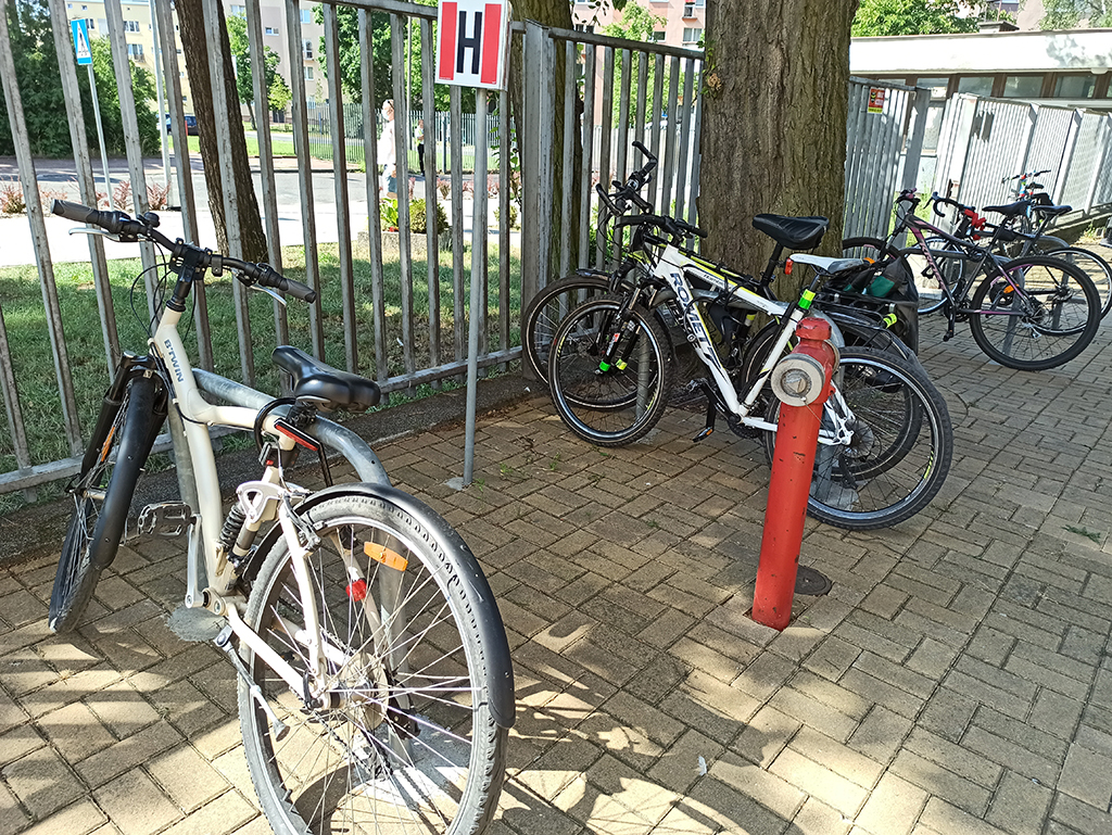 Parkingi rowerowe bydgoskich placówek medycznych - stojaki U-kształtne od strony ulicy Jurasza