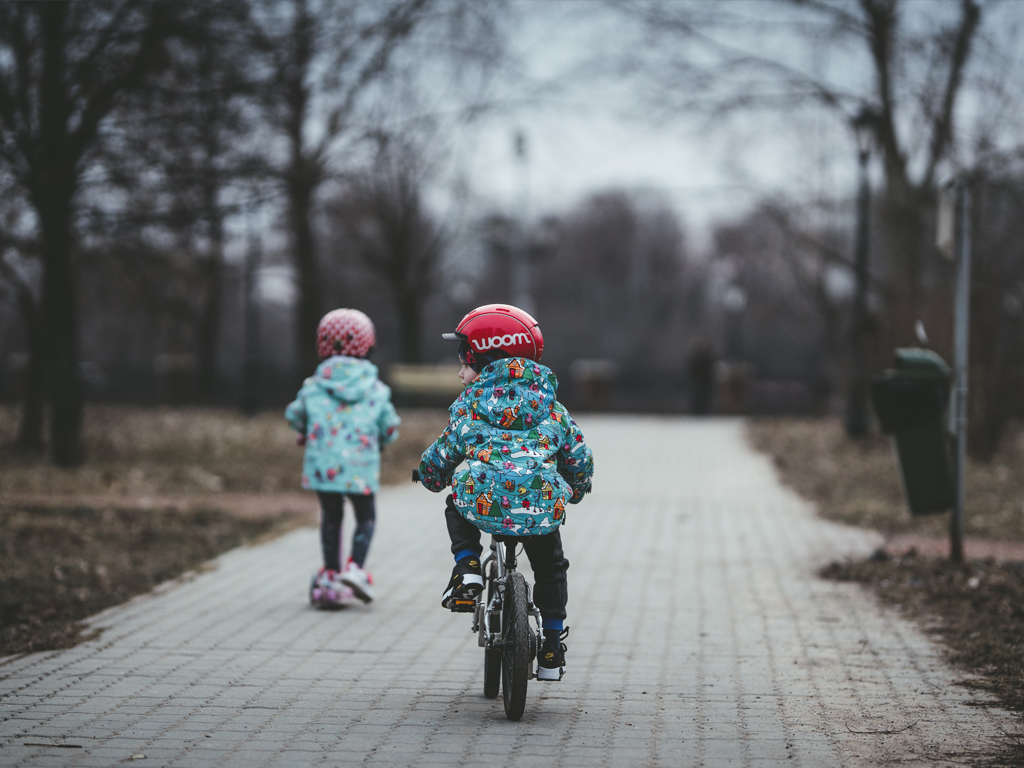 jazda z dzieckiem rowerem po chodniku