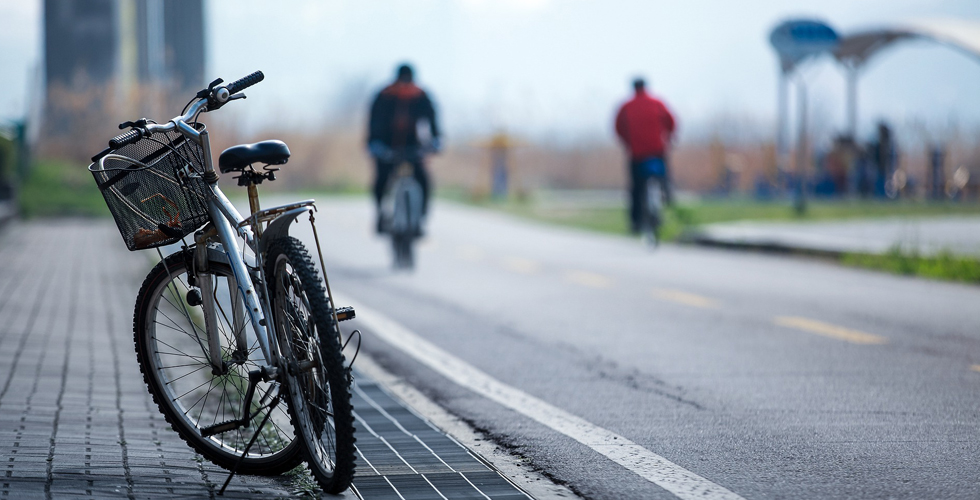 Kiedy można jechać rowerem po chodniku? Czy trzeba korzystać z dróg rowerowych?